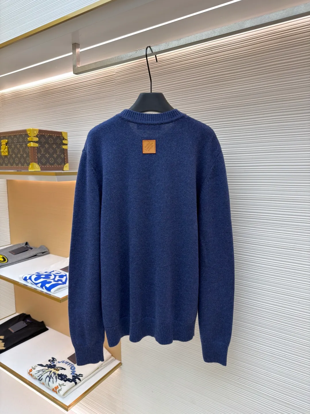 LOUIS VUITTON Seoul-limited intarsia knitted sweater ●Original version: purchased and developed by 11599 ●Item number: 1682133-B85 ●Fabric: wool blended fabric ●Technology: knitted intarsia production ●Color: blue ●Version: fitted version ●Weight: about 535 grams ●Size: S-M-L-XL ●Description: This Louis Vuitton navy blue knitted sweater is woven with 100% ultra-fine merino wool yarn. The basic gray cloth is knitted by a 14-needle precision knitting machine in the Italian workshop. The yarn is first pre-washed and milled to ensure that the garment is not easy to deform, pilling and has excellent skin-friendly properties. The iconic LV letters and Shiba Inu pattern on the front are made using intarsia jacquard technology. Imported acrylic and wool blended threads with high color fastness are used, and are woven needle by needle through a computer-controlled jacquard machine. There are no skipping or floating thread problems on the edges of the pattern. The colors are clearly layered and have a strong three-dimensional effect; the collar and cuffs Both the hem and the hem are made of double-rib hemming technology, with spandex elastic yarn, which has good resilience and is not easy to loosen after long-term wear. The entire body of the garment is hand-ironed and shaped. Every stitching follows the brand's strict 0.1cm stitch length standard, and the details show the exquisite texture of high-end knitting technology. The overall wiring is straight and delicate, the fabric is comfortable and soft, and the color is consistent without color difference. It can be matched with the same style to create a fashionable look and control various occasions. Customized accessories, complete with three standards, same style for men and women!